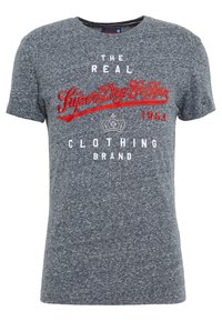 Šedé tričko s krátkým rukávem a kulatým výstřihem. Obsahuje červený vyšitý text "SuperDry Co." a logo koruny. Měkká, texturovaná tkanina.