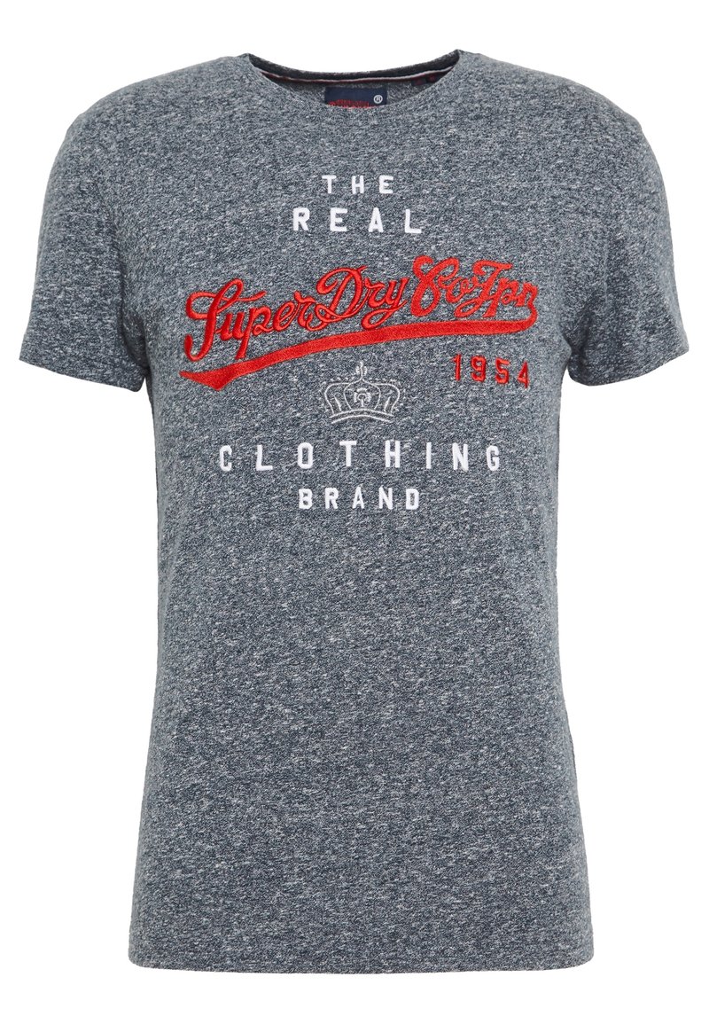 Šedé tričko s krátkým rukávem a kulatým výstřihem. Obsahuje červený vyšitý text "SuperDry Co." a logo koruny. Měkká, texturovaná tkanina.