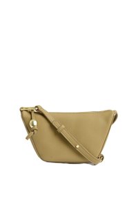 Bolso bandolera de cuero marrón con forma triangular, superficie texturizada, herrajes en tono dorado y correa desmontable. Presenta un acento decorativo en forma de bola.