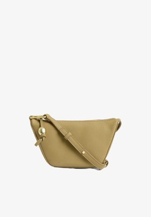 Tan leren crossbody tas met een driehoekige vorm, gestructureerd oppervlak, gouden hardware en een afneembare schouderband. Bevat een decoratieve balaccent.