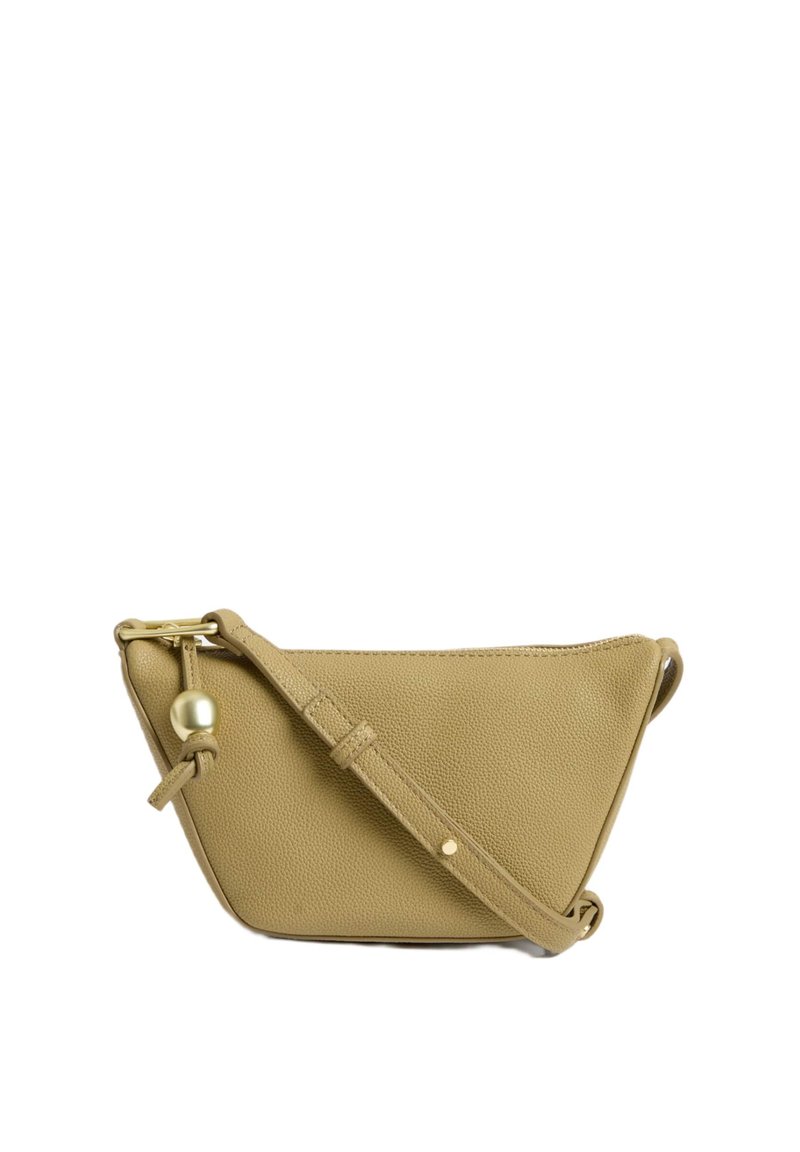 Bolso bandolera de cuero marrón con forma triangular, superficie texturizada, herrajes en tono dorado y correa desmontable. Presenta un acento decorativo en forma de bola.