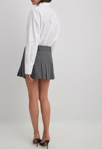 NA-KD Falda acampanada - grey