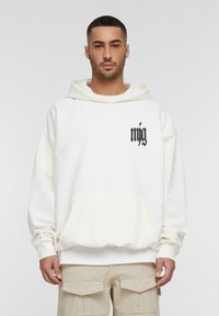 Sweat à capuche blanc avec une poche avant, arborant un logo noir sur la poitrine gauche. Matière épaisse, coupe confortable et poignets côtelés.