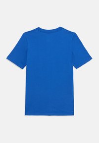 Blå bomull t-shirt, kort ärm, rund hals, enkel design, mjuk textur, inga synliga mönster eller detaljer på baksidan.
