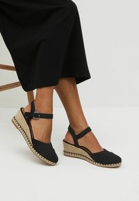 Next - FOREVER COMFORT  REGULAR FIT - Sandalias de cuña - black Imagen en miniatura 1