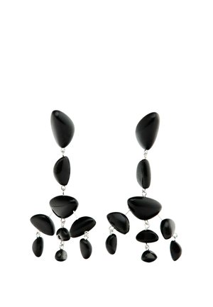 Boucles d'oreilles en grappe de pierres noires brillantes avec plusieurs formes irrégulières reliées par de petits anneaux métalliques.