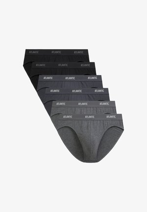 Wytrenowany mężczyzna o jasnobrązowych włosach, ubrany w czarne slipy marki Atlantic, stoi na jednolitym jasnym tle, zwrócony twarzą do przodu.