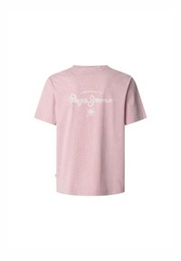 Camiseta de algodón rosa de manga corta con un estampado de logo blanco en la parte posterior, cuello redondo y un corte holgado.