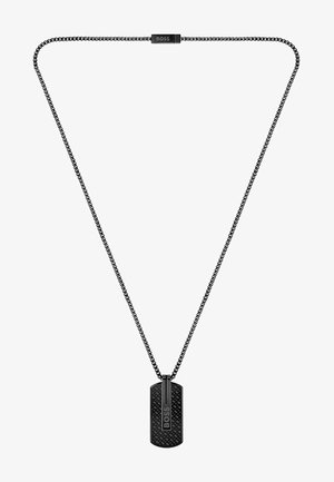 Collana con pendente nero caratterizzata da un design a targhetta testurizzata, attaccata a una catena elegante con un dettaglio in metallo lucido etichettato "BOSS."