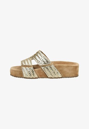Beige platformsandale med metallisk guld fletværks krydsremme og polstret ruskindsål, set fra siden.