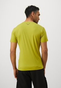 Dynafit TRAVERSE TEE - Sport T-Shirt - golden lime