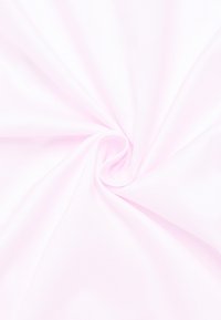 Tessuto rosa chiaro con una superficie liscia, finitura leggermente lucida e motivo a righe diagonali. Il tessuto è raccolto in una formazione a spirale.