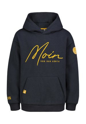 Marineblauer Kapuzenpullover mit großem gelbem Schriftzug "Moin von der Küste", Fronttasche und gelbem Anker-Patch am linken Ärmel.