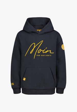 Marineblauer Kapuzenpullover mit großem gelbem Schriftzug "Moin von der Küste", Fronttasche und gelbem Anker-Patch am linken Ärmel.