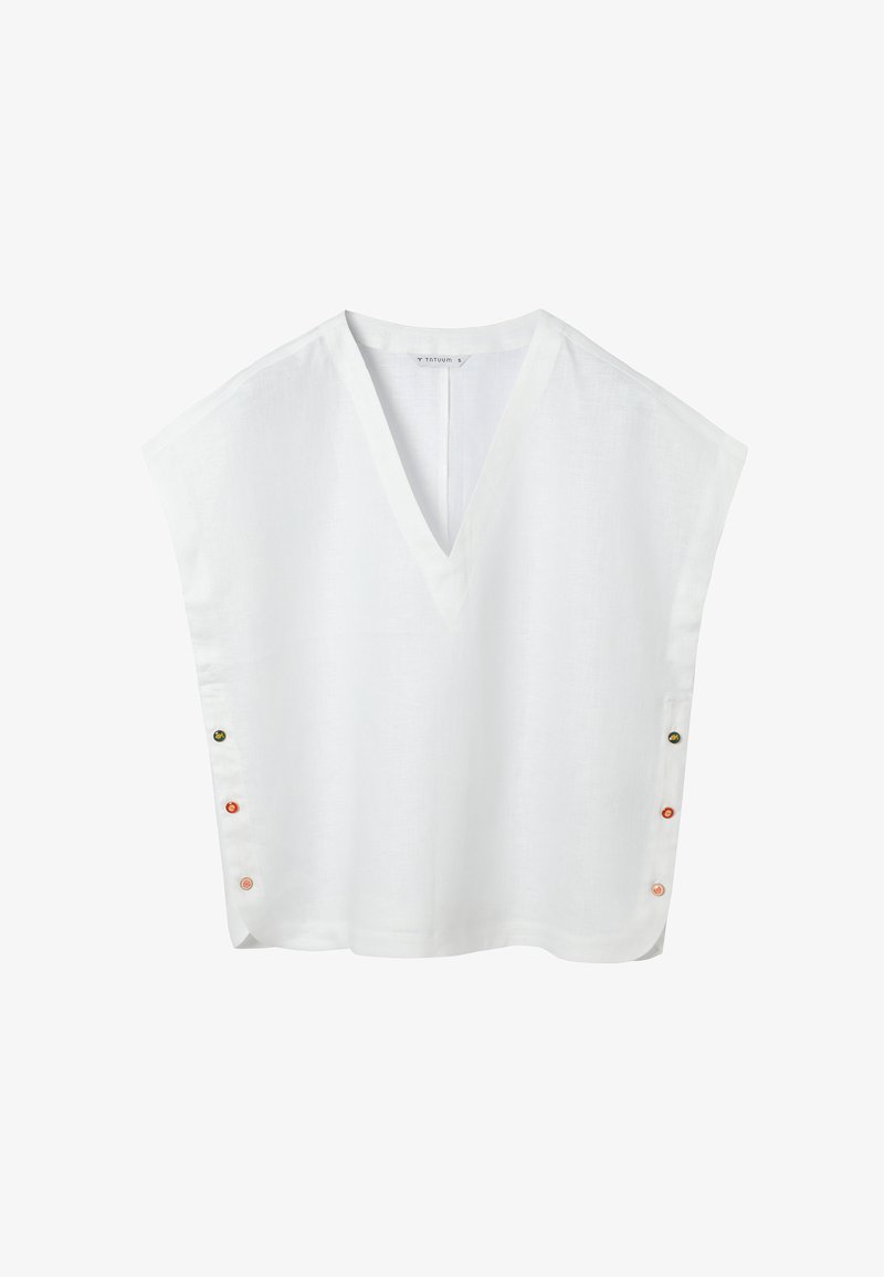 Blouse blanche sans manches avec col en V et trois boutons multicolores de chaque côté près de l'ourlet, en tissu léger.