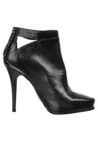 Czarne skórzane botki na wysokim obcasie z ostrym noskiem, teksturowanym czarnym paskiem wokół kostki i eleganckim wzornictwem.