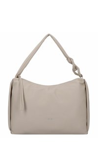 Borsa beige realizzata in pelle strutturata, con una forma curva, un manico intrecciato e un logo argentato discreto sul fronte.