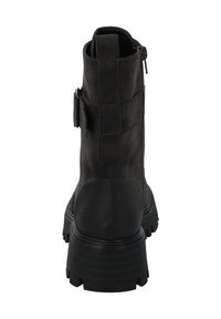 Stivaletti alla caviglia in suede grigio scuro con suola in gomma nera spessa, chiusura con zip e una linguetta sul retro per una facile calzata. Dettagli con finitura testurizzata inclusi.