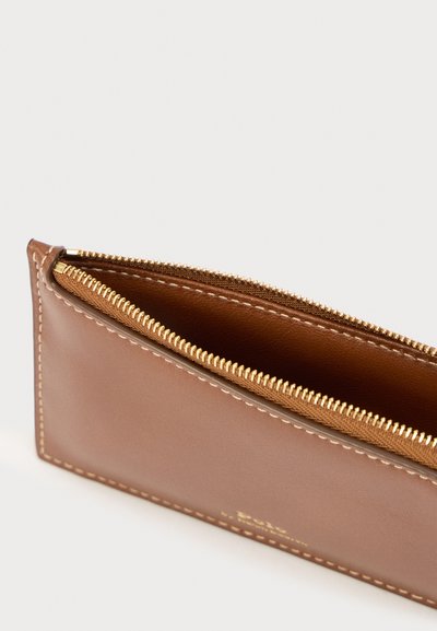 Carteira de couro castanho com textura macia, fecho de correr dourado e detalhes de costura contrastantes. Aberta para revelar um interior espaçoso.