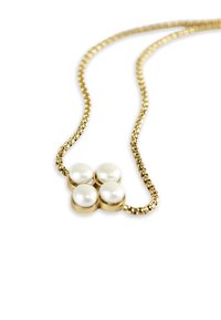 Collana d'oro con catena testurizzata, con quattro pere bianche rotonde disposte a grappolo. Le perle sono incastonate in dettagli oro.