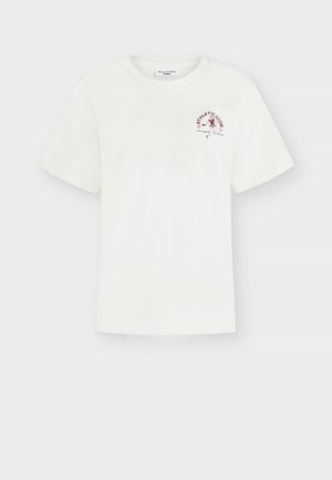 Biała koszulka z krótkim rękawem z małym bordowym logo "Athletic Club" i sylwetką biegacza na lewej piersi.