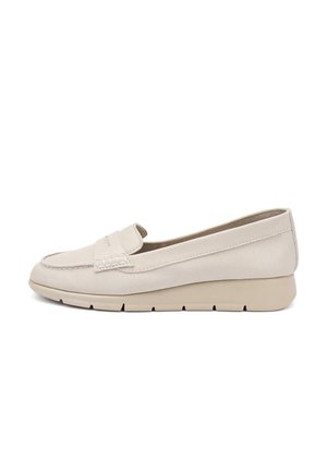 Mocassino beige senza lacci con punta rotonda, suola imbottita e cinturino decorativo sulla parte superiore, mostrato in profilo laterale su sfondo bianco.