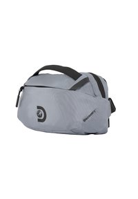 Bolso cruzado de tela gris con cierre de cremallera, un bolsillo frontal, acentos negros y un logo en el lateral. Presenta un asa de transporte y una correa ajustable.