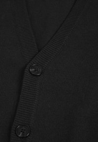 Černý kardigan s výstřihem do V, s ribovanou texturou a dvěma černými knoflíky vpředu.