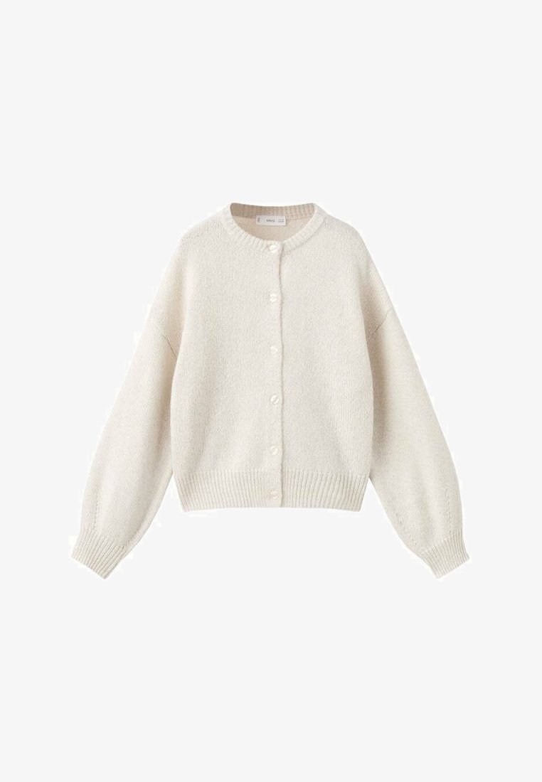 Krémový cardigan vyrobený z měkkého pleteného materiálu, s kulatým výstřihem, dlouhými rukávy a zapínáním na knoflíky vpředu, s žebrovaným lemem.