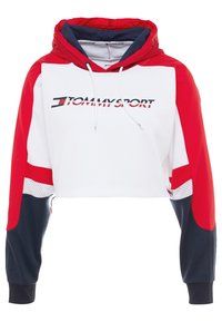 Felpa corta con cappuccio rosso e maniche, parte anteriore bianca con logo "TOMMY SPORT", dettagli in blu navy e reti sulle maniche.