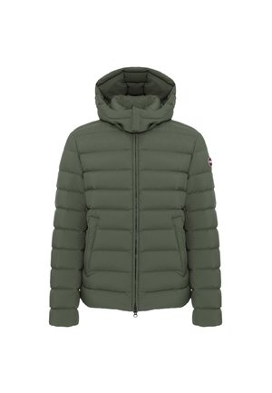 Giacca imbottita verde oliva con cappuccio, cerniera frontale, due tasche laterali e toppa con logo sulla manica sinistra.