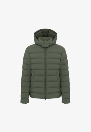 Giacca imbottita verde oliva con cappuccio, cerniera frontale, due tasche laterali e toppa con logo sulla manica sinistra.