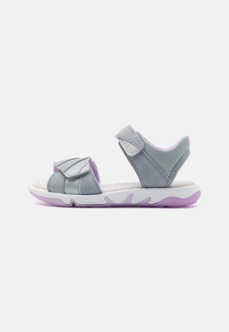 Sandale enfant grise et lavande avec brides Velcro ajustables et semelle rembourrée, conçue pour le confort et le soutien.