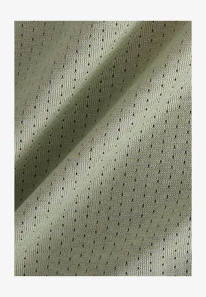 Vaaleanvihreä kangas, jossa on pystysuorat raidat ja pieniä mustia pisteitä, ominaisuutenaan sileä textura ja lievä venyvyys.