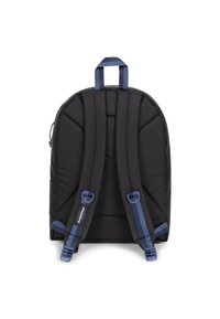Černý batoh s polstrovaným zádovým panelem, modrými popruhy na ramena a horním madlem. Vyznačuje se hladkou texturou a minimalistickým designem.