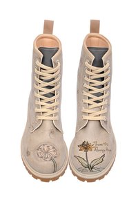 Beige Schnürstiefel mit floralen Mustern und Schriftzügen. Aus strukturiertem Material gefertigt, mit cremefarbenen Schnürsenkeln und gemusterten Akzenten.