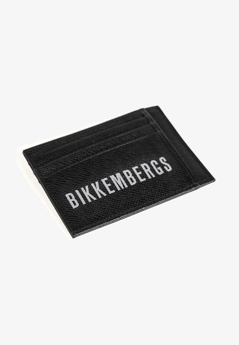 Sort kortholder lavet af tekstureret materiale med flere rum og et trykt logo "BIKKEMBERGS" i fede hvide bogstaver.