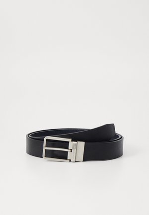 Cintura in pelle nera con una texture liscia, dotata di una fibbia rettangolare in metallo argento e un design regolabile per diverse misure.