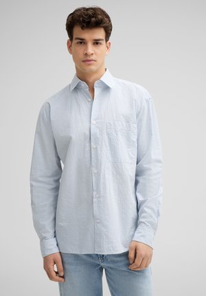 Blauw-witte gestreepte button-up shirt met lange mouwen, borstzak en een standaard kraag. Gemaakt van lichtgewicht stof.