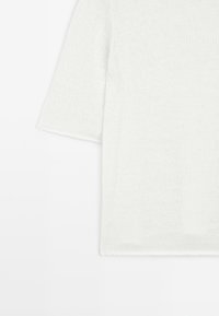 Lichtgrijs gebreid topje met korte mouwen, met een losse fit en een zachte, gestructureerde stof. De halslijn is rond en de zoom is recht.