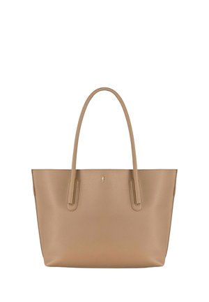 Beżowa torebka typu tote z teksturowanej skóry, wyposażona w dwa długie uchwyty oraz małe metalowe logo na środku z przodu.