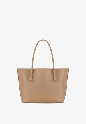 Beżowa torebka typu tote z teksturowanej skóry, wyposażona w dwa długie uchwyty oraz małe metalowe logo na środku z przodu.