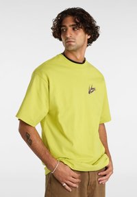 Vans BRUSH SCRIPT LOOSE FIT - Triko s potiskem - warm olive