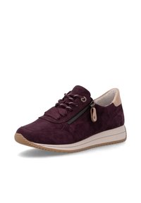 Baskets en daim violet foncé avec languette beige au talon, semelle blanche, fermeture éclair sur le côté et lacets violets assortis sur fond blanc.