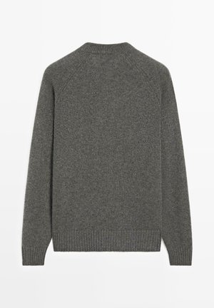 Maglione grigio lavorato a maglia con scollo tondo, maniche raglan e polsini e orlo a coste. Texture morbida con un motivo sottile.