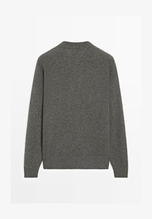 Maglione grigio lavorato a maglia con scollo tondo, maniche raglan e polsini e orlo a coste. Texture morbida con un motivo sottile.