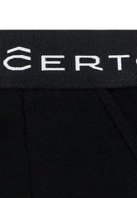 Czarny elastyczny pas z białym napisem. Materiał jest gładki o matowym wykończeniu. Ubranie ma typowe przeszycia i brak widocznych wzorów.