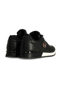 Černé tenisky s hladkým koženým povrchem, charakteristickým emblémem loga, bílou podrážkou, zaobleným tvarem a vzorovanou gumovou podrážkou.