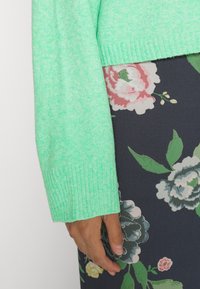 Vero Moda Petite VMDOFFY O NECK BOXY - Camisola - irish green