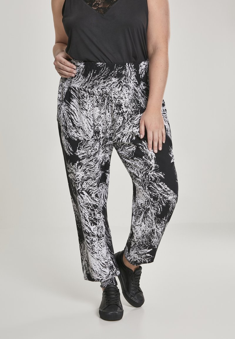 Zwart-wit gestreepte wijde broek met een elastische tailleband, voorzien van een textuur die lijkt op penseelstreken.